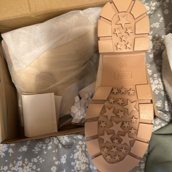 Soda pioneer lug bootie. Bought for daughter for Christmas and were too small. - Picture 3 of 4